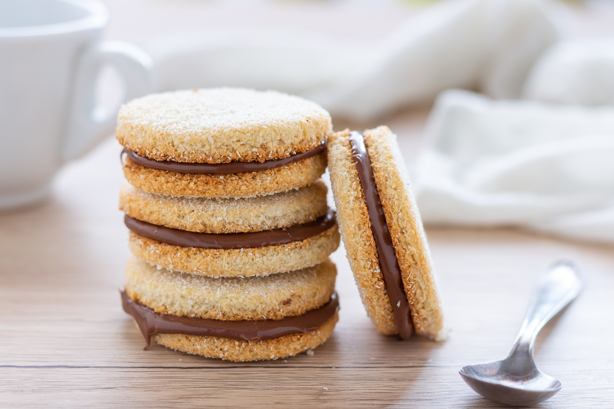 Biscotti al cocco farciti di nutella