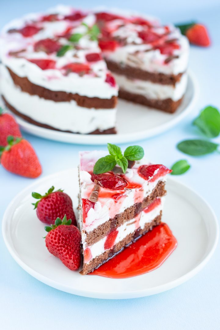 Torta gelato alla stracciatella e fragole, fresca e golosa