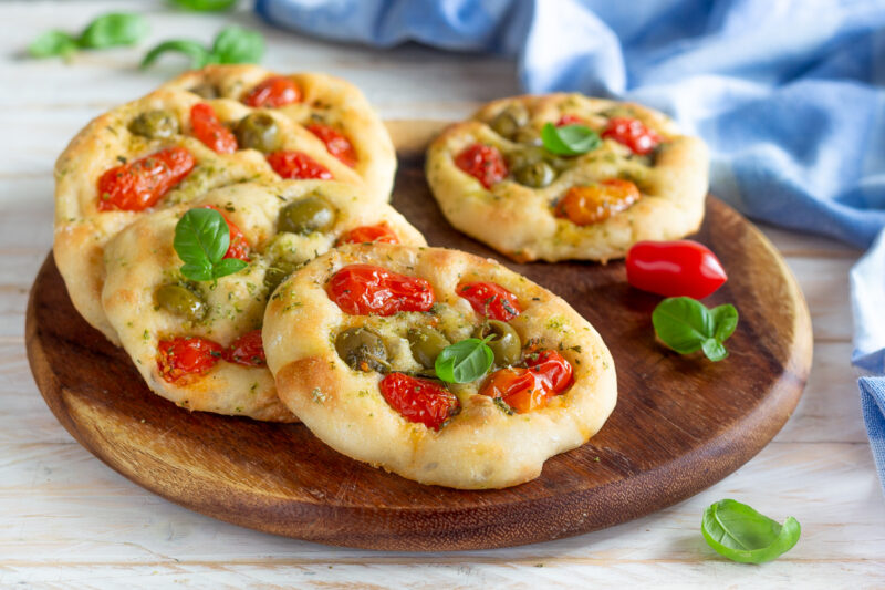 Pizzette con olive e pomodorini