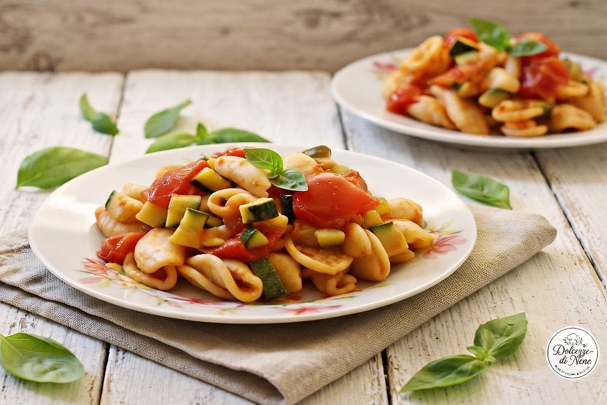 strascinati con zucchine e pomodori