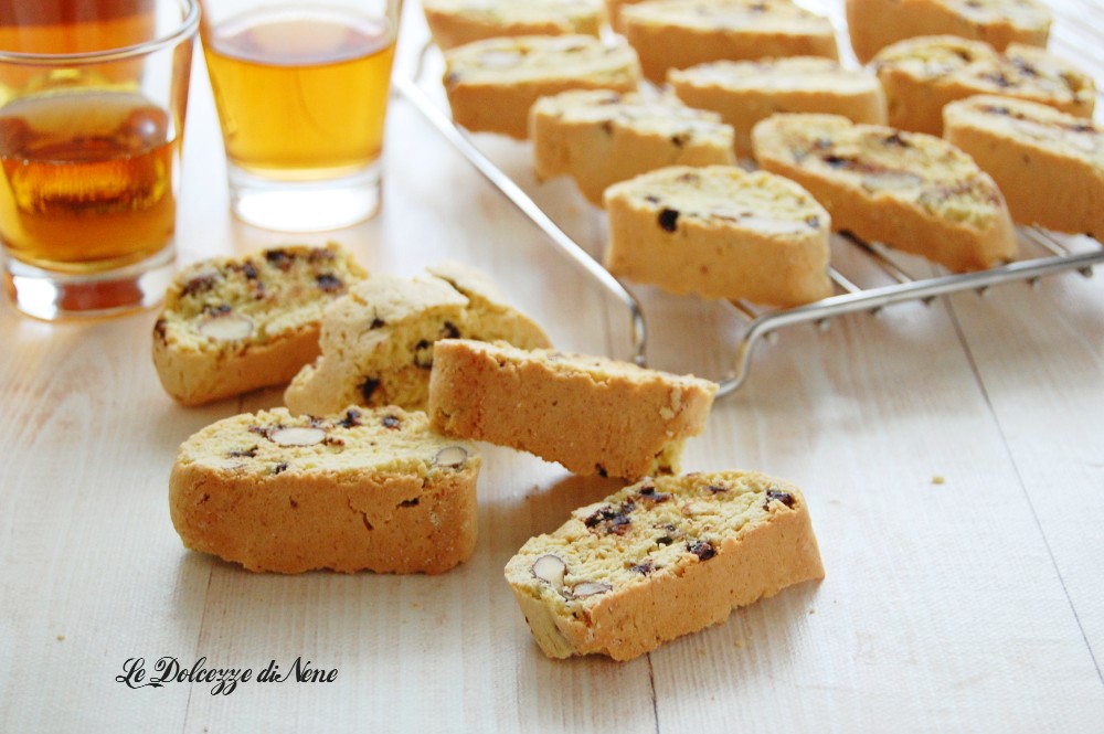 Cantucci morbidi con mandorle e cioccolato