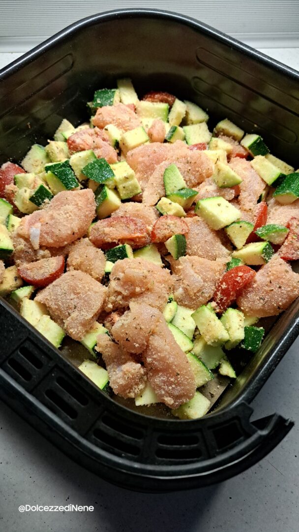 Bocconcini di pollo e verdure in friggitrice ad aria