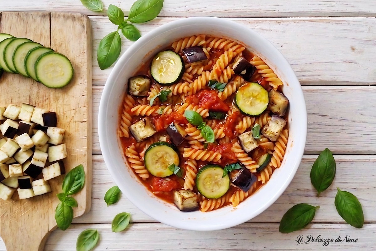 Pasta al sugo di zucchine e melanzane
