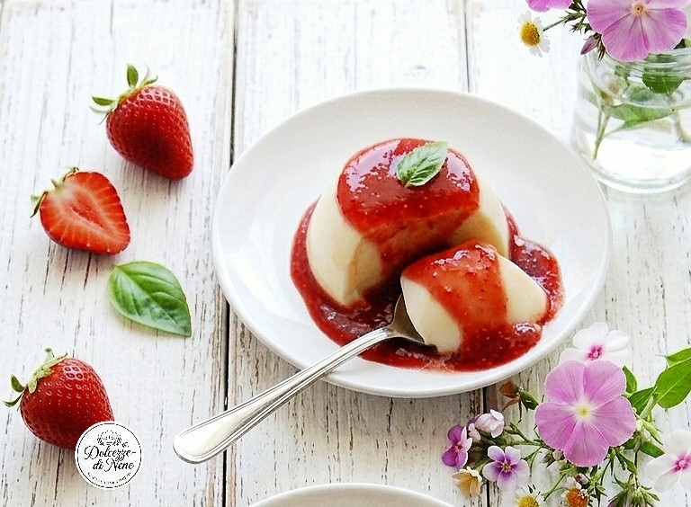 panna cotta alla vaniglia con coulis di fragole