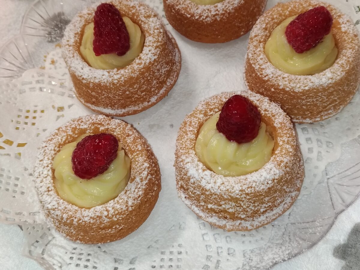 Cestini soffici con crema e frutti rossi