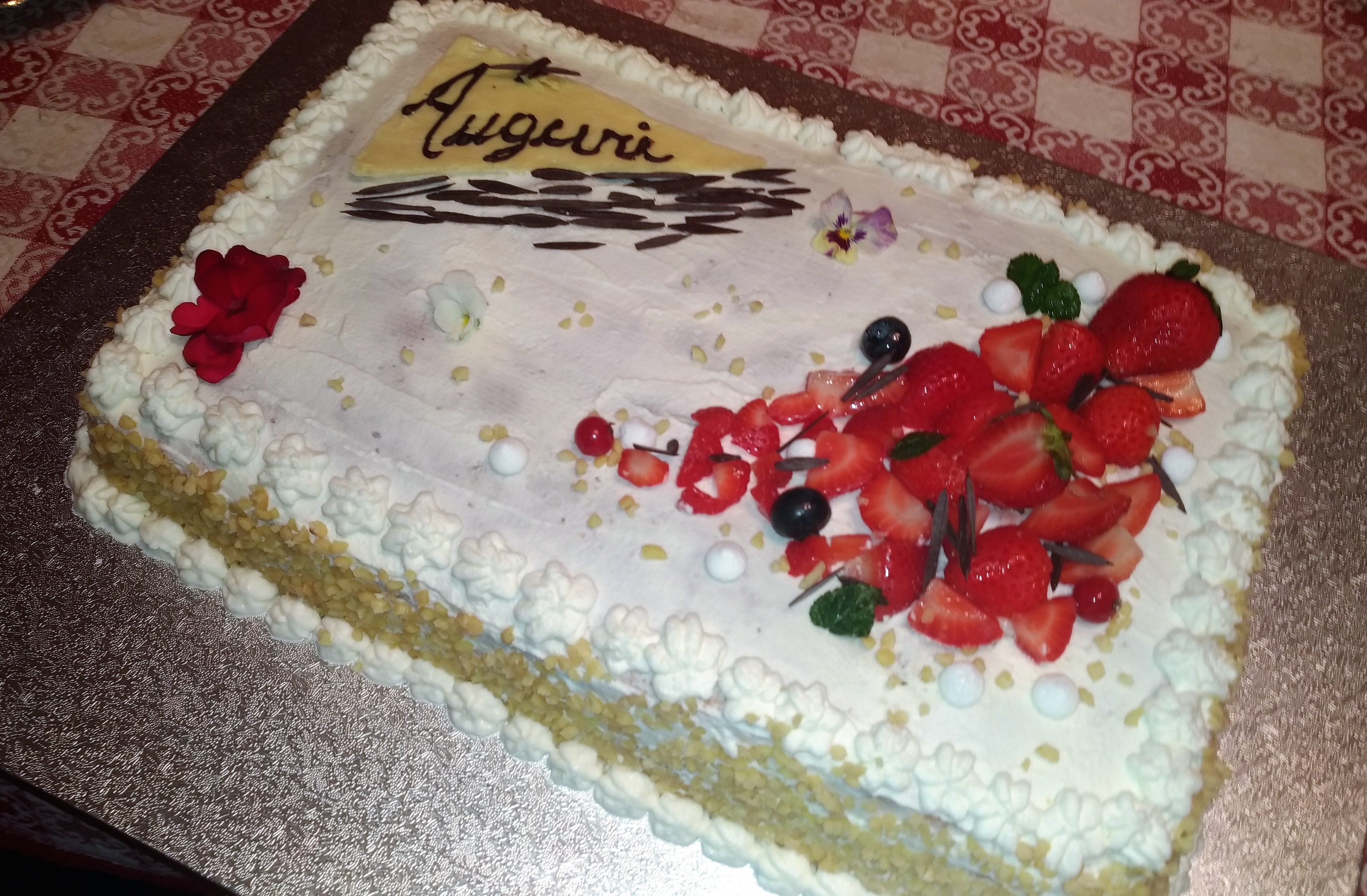 Torta di compleanno con crema e fragole > Le merende della ...