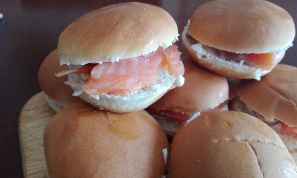 Mini panini al salmone e formaggio
