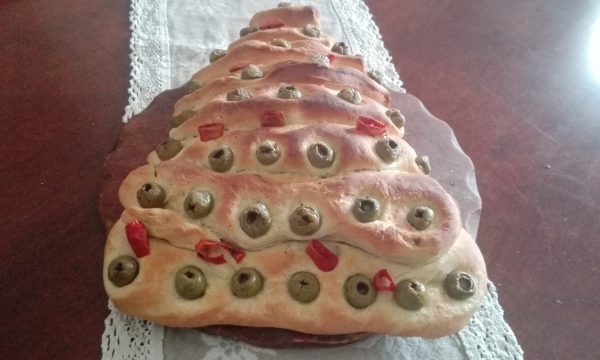 Alberello di Natale di pane al latte con olive