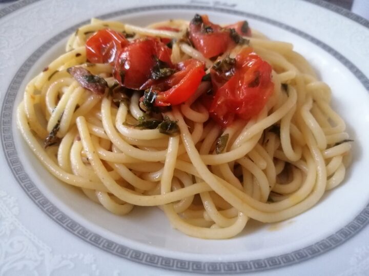 Spaghetti con pomodorini ed erbe aromatiche