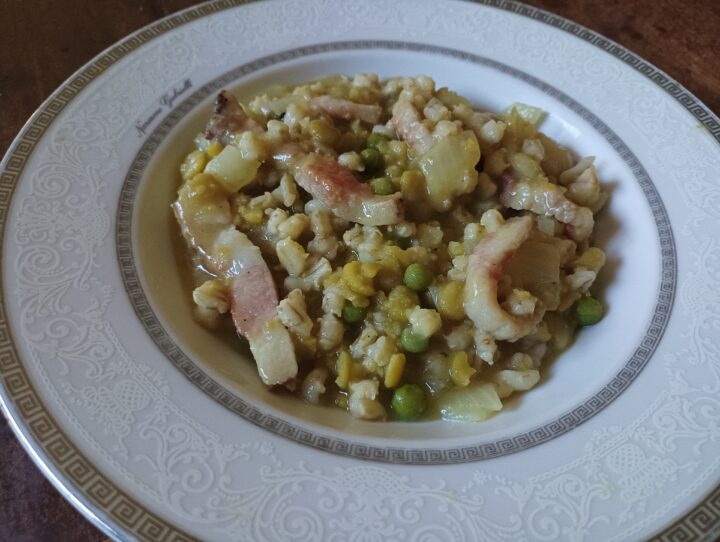 Zuppa d'orzo e piselli tiepida.