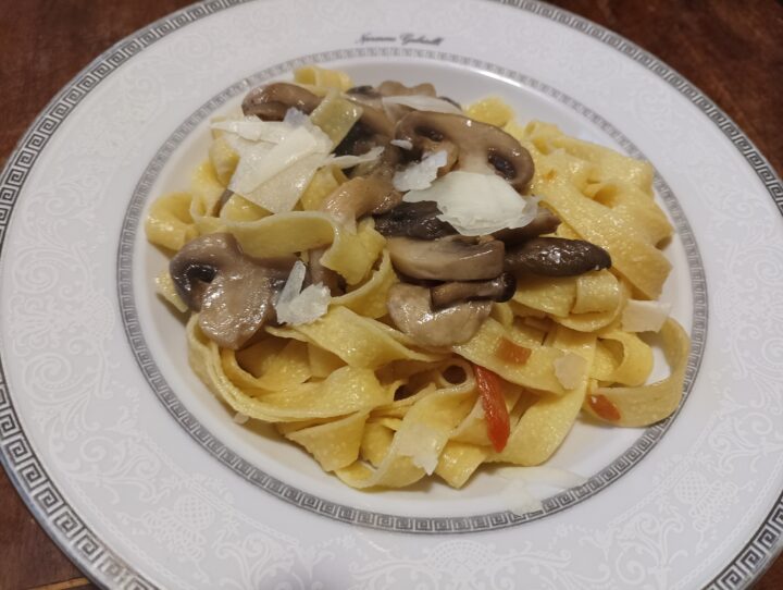 Tagliatelle in bianco funghi, mozzarella e grana