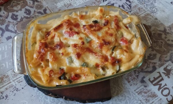 Maccheroni gratinati in bianco con verdure.