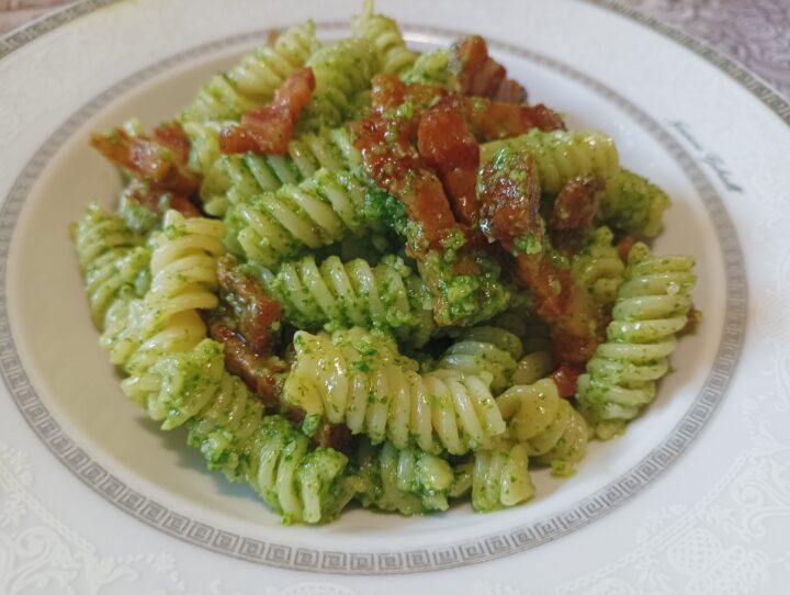 Fusilli al pesto di rucola e guanciale croccante