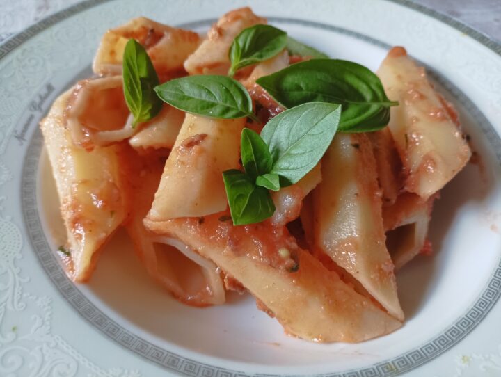 Penne con crema di melanzane e pomodoro