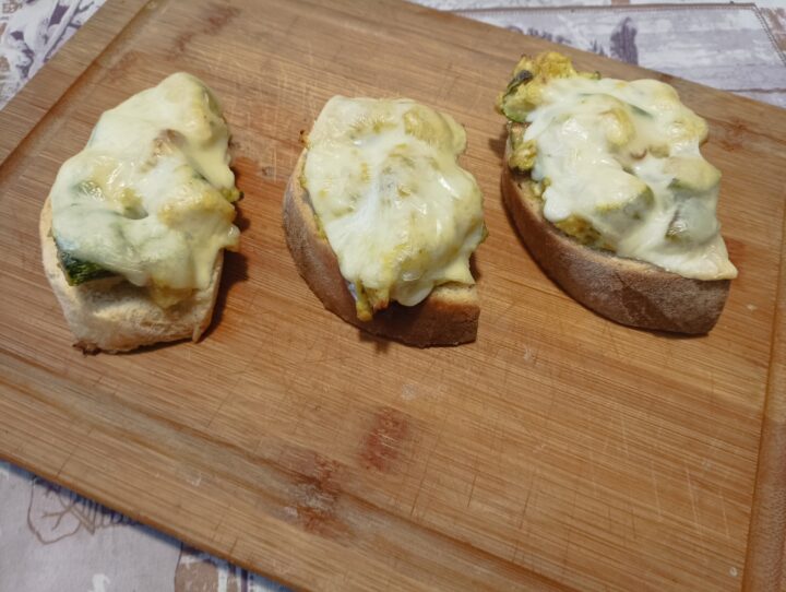 Crostoni con zucchine e provola