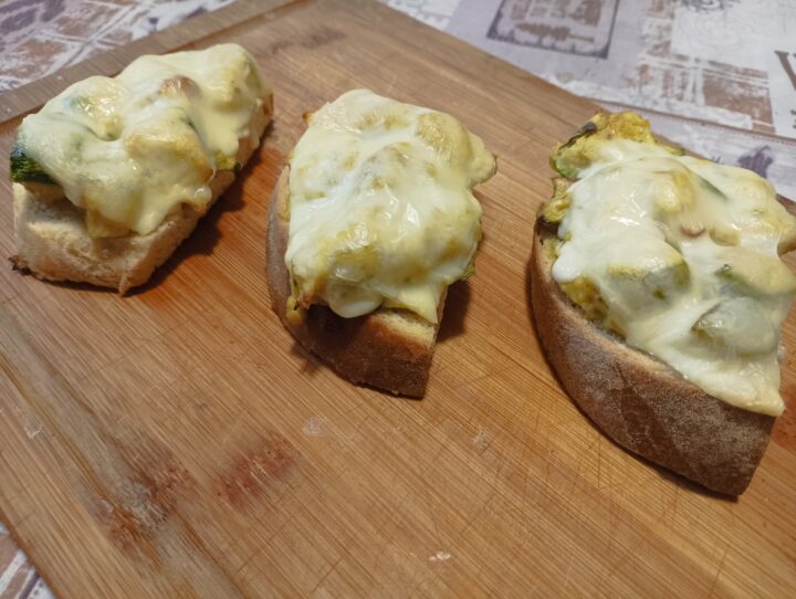 Crostoni con zucchine e provola