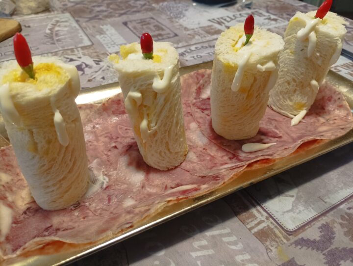 Candele dell'avvento con pane per tramezzini