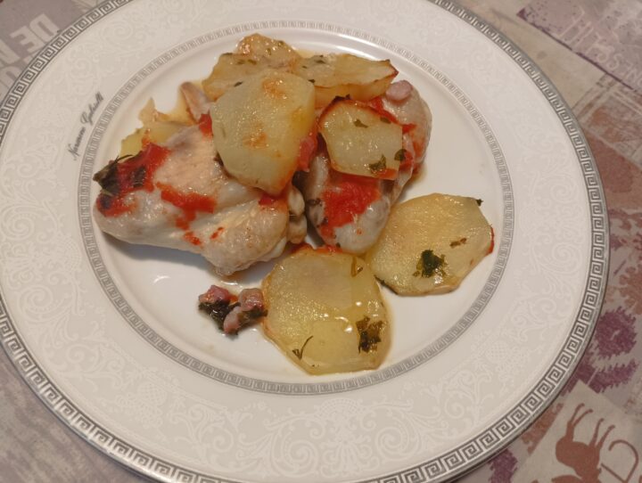 Ali di pollo e patate con pomodoro al forno