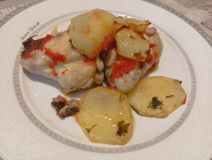 Ali di pollo e patate con pomodoro al forno