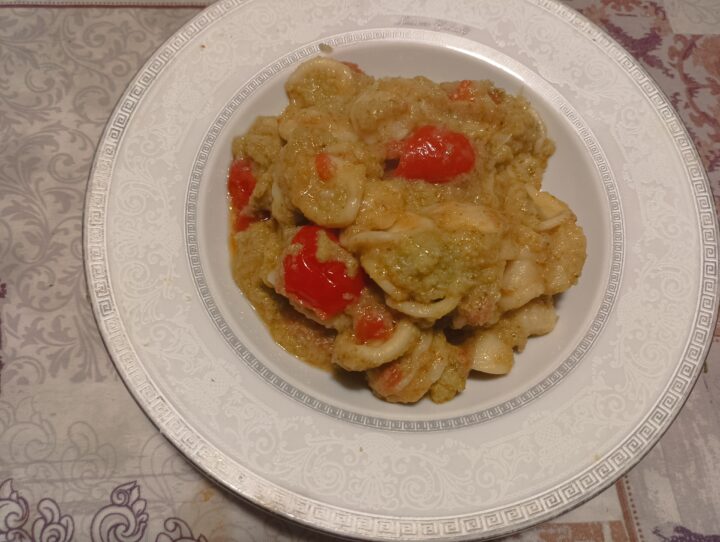 Orecchiette con crema di broccoli e pomodorini