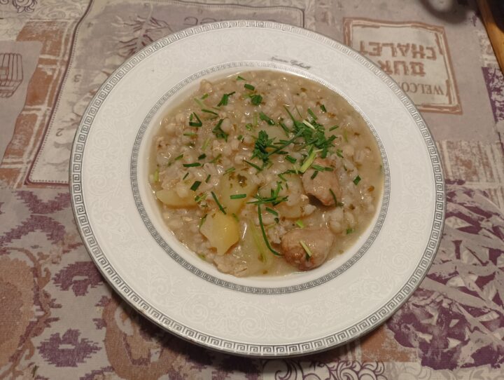 Zuppa d'orzo con salsiccia e patate