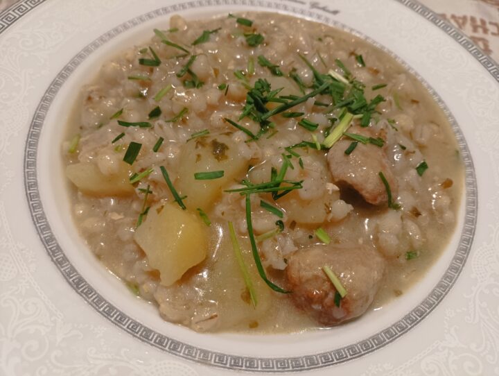 Zuppa d'orzo con salsiccia e patate
