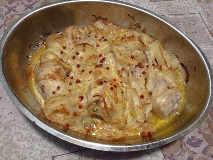 Pollo al latte e pepe rosa in forno