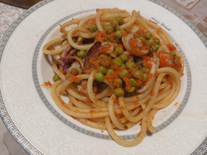 Bucatini ai calamari e piselli