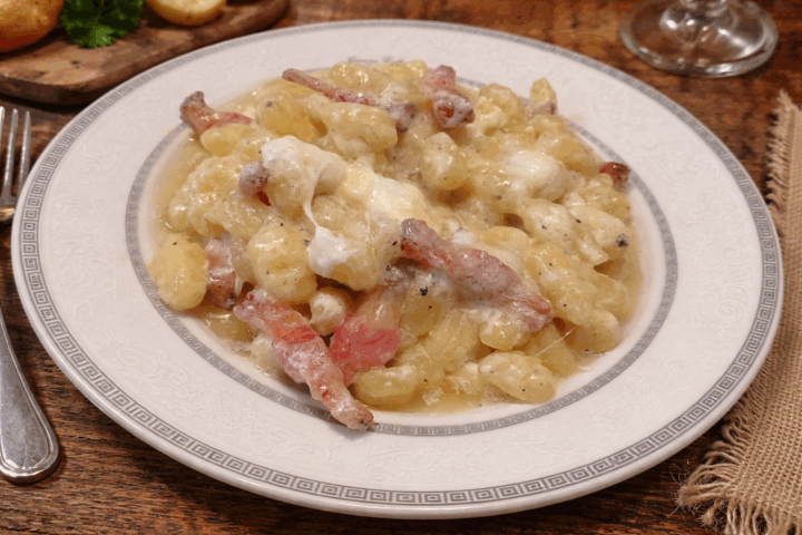 Gnocchi di patate con guanciale e stracciatella