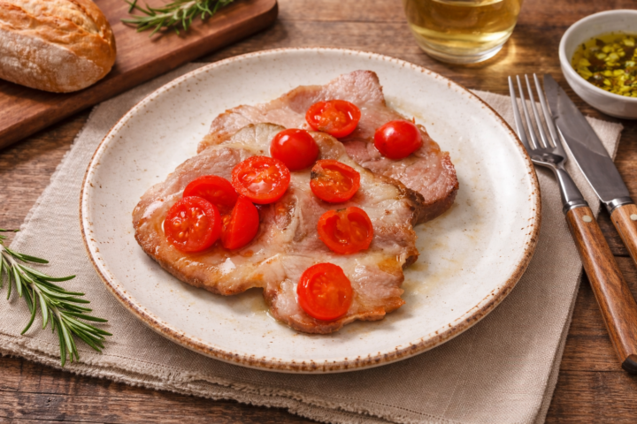 Fettine di coppa di maiale con pomodorini