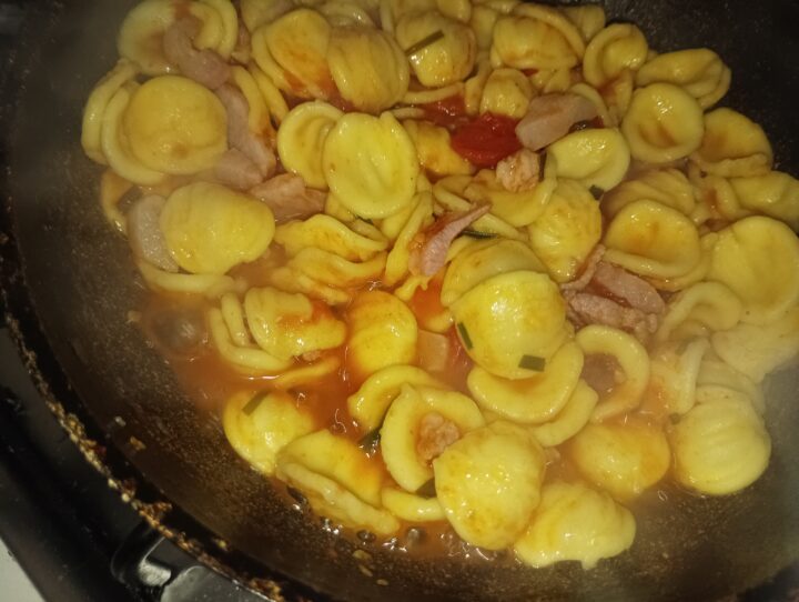 Orecchiette con guanciale e pomodorini