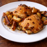 Sovracosce di pollo al forno con patate e scalogno