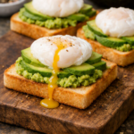 Canapè con uovo in camicia e avocado
