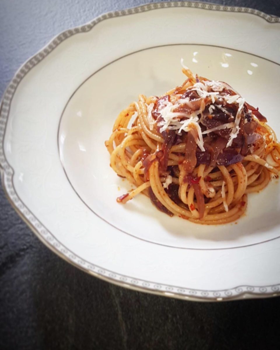 spaghetti con nduja e cipolla caramellata
