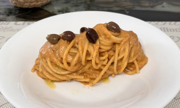 Spaghetti con crema di pomodori secchi, ricotta e olive taggiasche