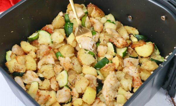 Patate sabbiose con pollo e zucchine in friggitrice ad aria