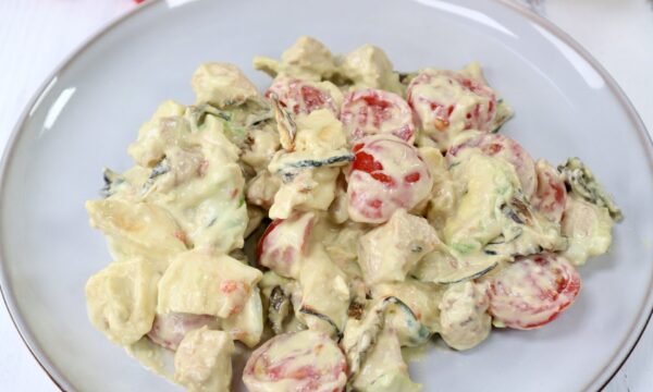 Insalata cremosa con zucchine, pollo e crema di avocado