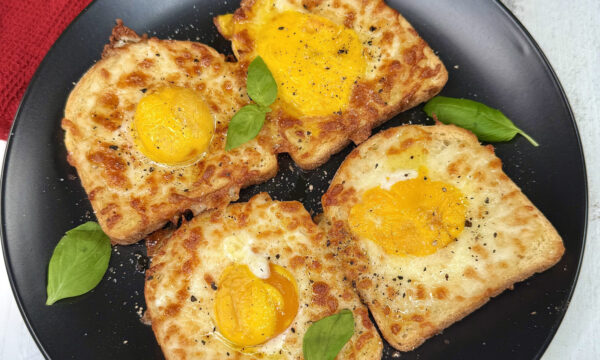 Egg toast con cuore cremoso in friggitrice ad aria