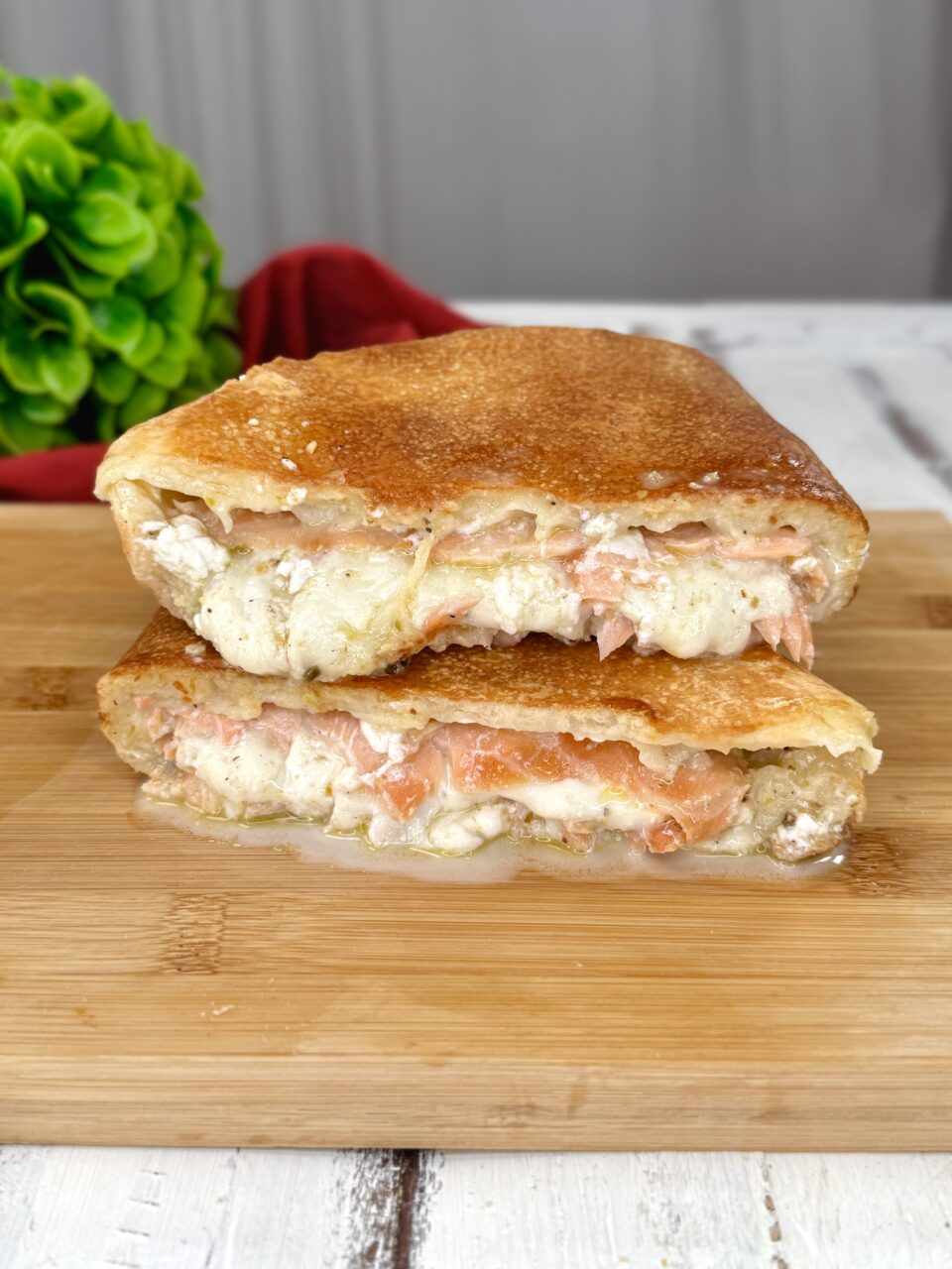 Calzone ripieno veloce con salmone, mozzarella e pistacchio