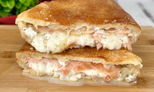 Calzone ripieno veloce con salmone, mozzarella e pistacchio
