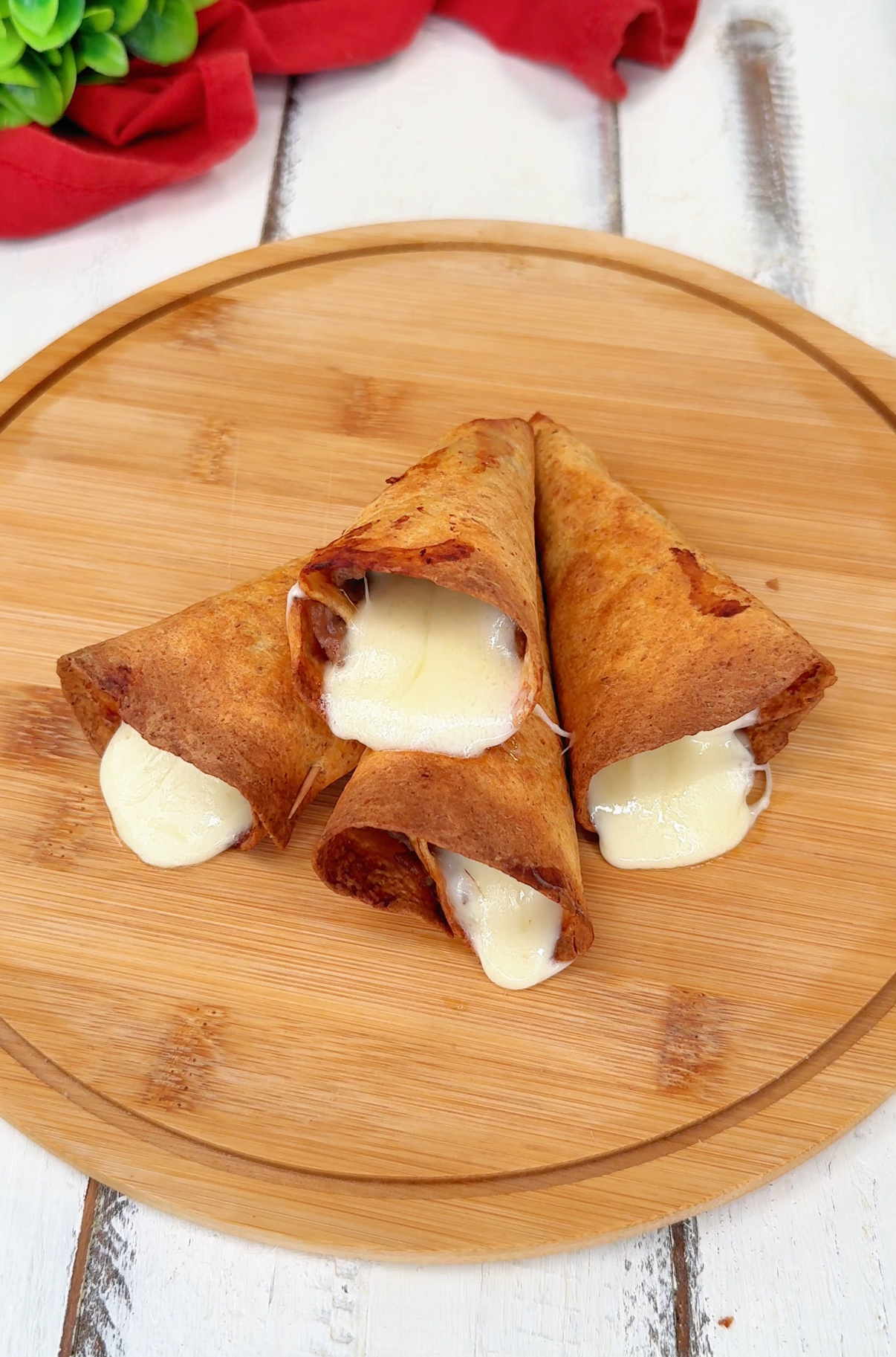 Coni di piadina con salsiccia e formaggio