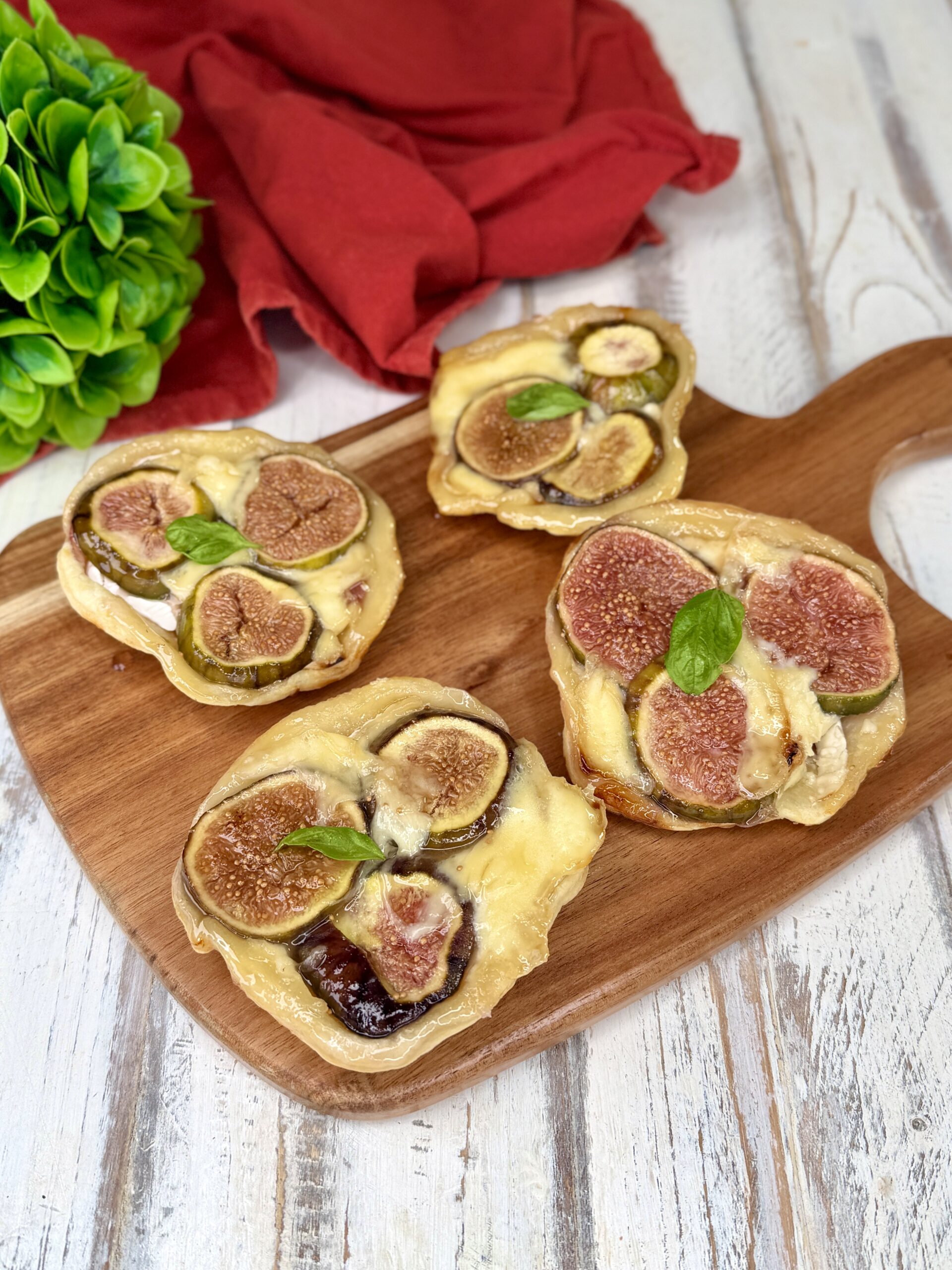 Mini tarte tatin di fichi, brie e prosciutto crudo in friggitrice ad aria