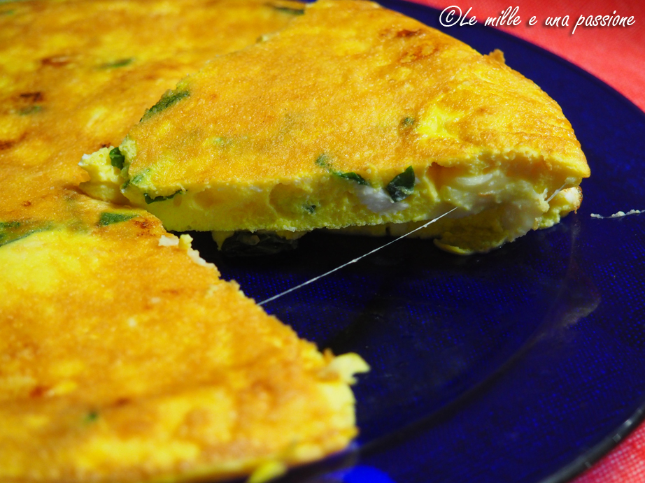 Zoom della frittata con la mozzarella che fila