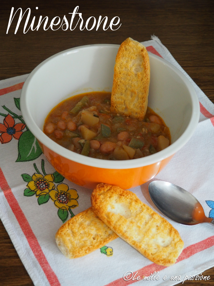 Scodella di minestrone con crostini
