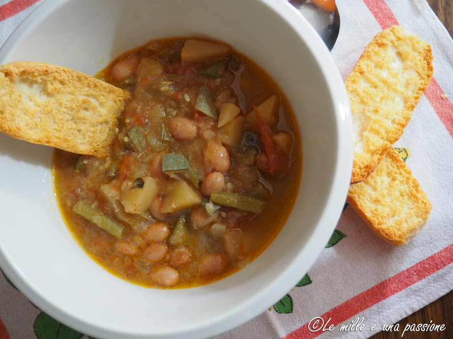 ciotola di minestrone con crostini