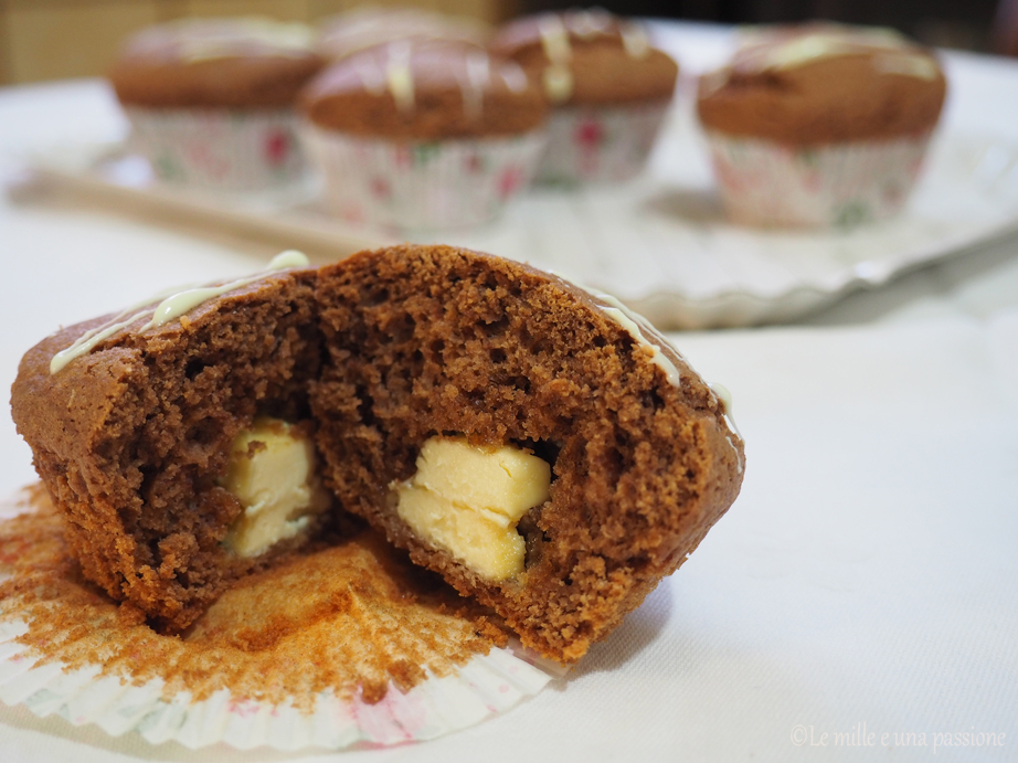 Muffins al cacao con cuore di cioccolato bianco