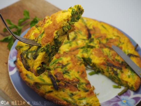 Fetta di frittata con asparagi pronte da gustare, ideali per un pranzo leggero.