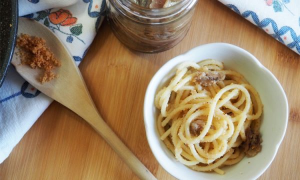 Spaghetti con alici sott’olio e pangrattato