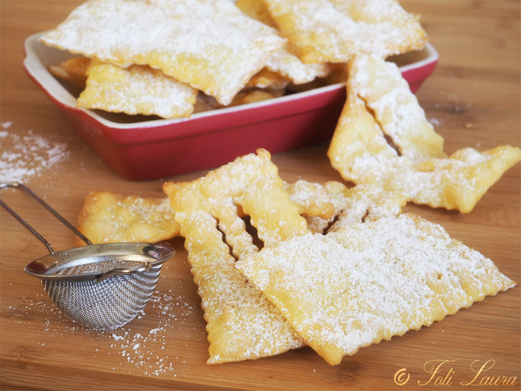 Chiacchiere con lo zucchero a velo