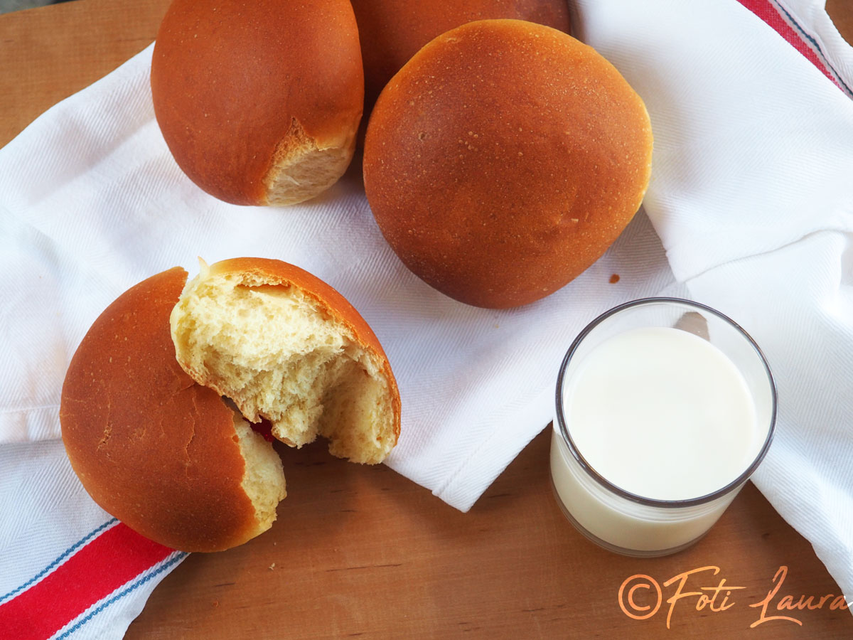 Brioche Sofficissime Fatte in Casa con un bicchiere di latte